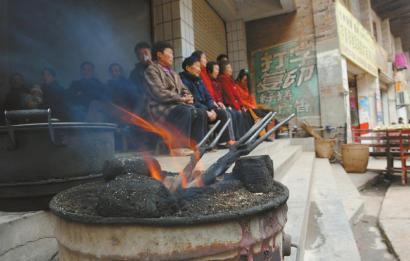 火钳烫发曾让妈妈们美翻 72岁理发师叹技艺面临失传