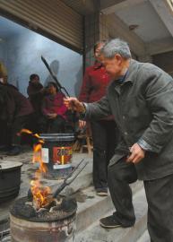 火钳烫发曾让妈妈们美翻 72岁理发师叹技艺面临失传