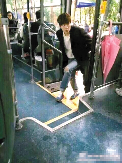 李易峰广州拍戏遭围观微笑帮粉丝签名（图）