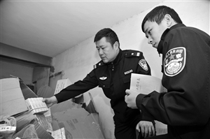 民警向记者展示查获的假药、伪劣商品