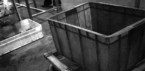 运送辣条的箱子上布满污物和油渍 新华社发