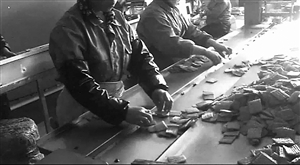 工人直接用手将辣条装入塑料包装袋 新华社发