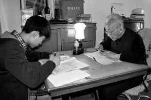 义务辅导英语，一坚持就是15年；从初一到高三，时间最长的学生他带了6年，很多学生最后都如愿进入大学。家住宝鸡的92岁退休老教师李希元说，他还会教下去，直到干不动为止。