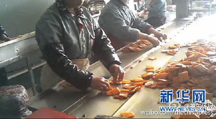 辣条生产环境肮脏 包装车间气味呛人工人手指溃烂继续工作