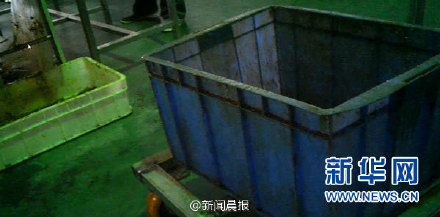 辣条生产环境肮脏 包装车间气味呛人工人手指溃烂继续工作