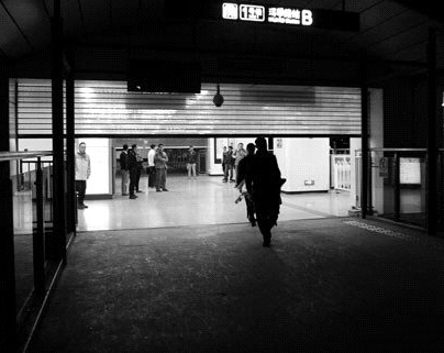 昆明地铁撞死一男子 地铁站内乘客被疏散