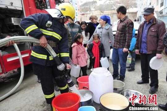 新疆阿勒泰一自来水管道爆裂2000余户居民用水难