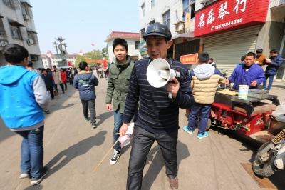 初中生校外就餐乱扔碗筷 残疾环卫工人放自录口号劝导