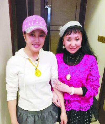 刘晓庆晒与友人合照 遭网友调侃：每张照片表情都一样