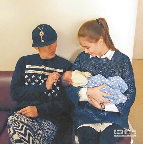 周杰伦与娇妻医院探望干女儿一脸慈爱（图）