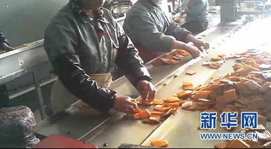 辣条生产环境极肮脏遍地污水横流 工人如厕后不洗手