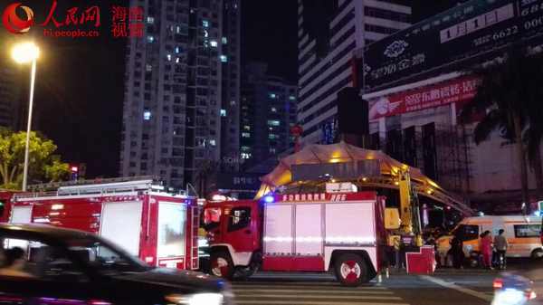 海口嘉陵大厦起火 玻璃掉落致1人重伤