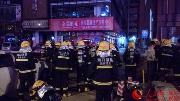 海口嘉陵大厦起火 玻璃掉落致1人重伤