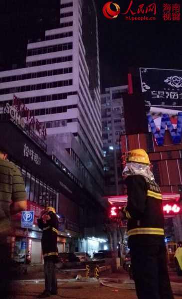 海口嘉陵大厦起火 玻璃掉落致1人重伤