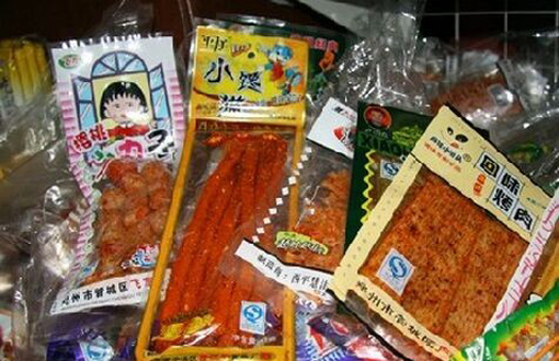 辣条生产环境肮脏 揭秘最牛零食辣条的制作过程视频