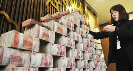 【炫富】洛阳开发商摆800万现金墙推广项目 网友质疑炒作