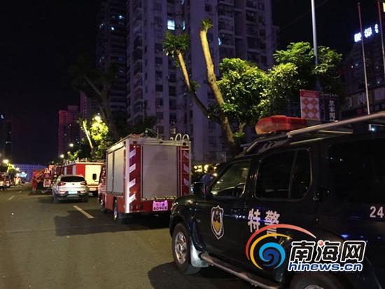 海口嘉陵大厦起火 男子从从26层被救下(图)