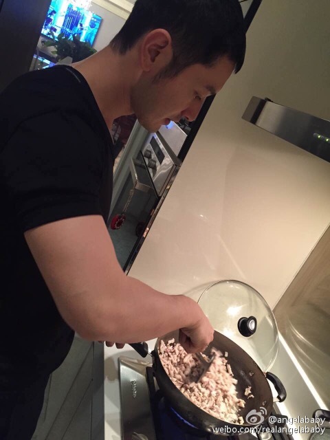 黄晓明为baby下厨 制作爱心炸酱面被大赞