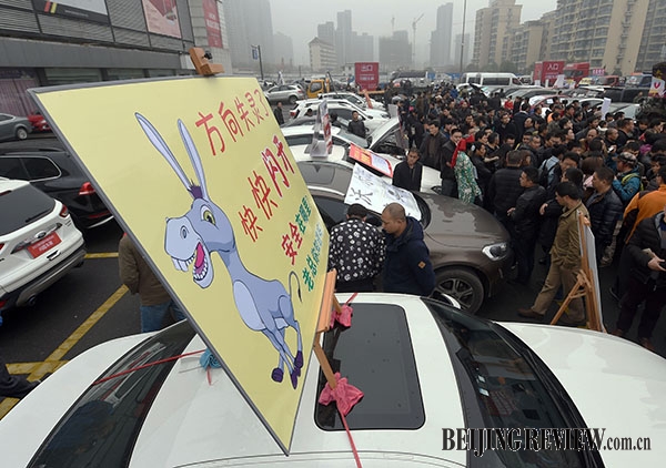 杭州问题车展车主维权 曝光20多个品牌100多辆“问题车”