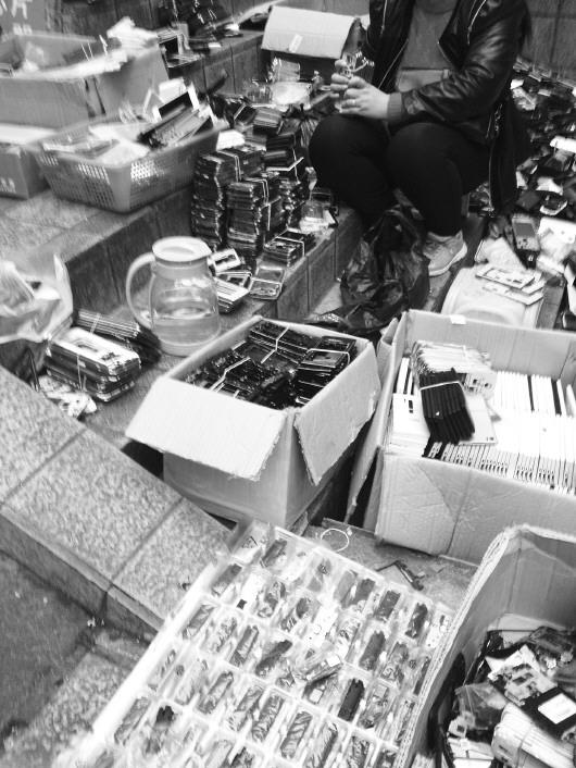 通讯市场内,随处可见大量的旧<a href='http://www.bjxxg.cn/tech/shouji/' target='_blank'><u>手机</u></a>配件。