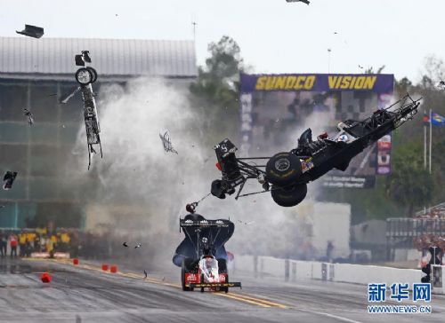 美nhra直线加速赛发生惨烈车祸 碎片飞上半空车手安然无恙