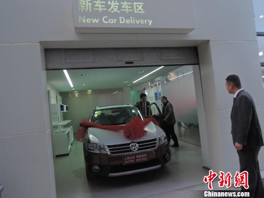 郑州男子携17箱硬币到4S店买车 叹零钱太多不好花