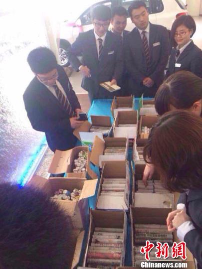 郑州男子携17箱硬币到4S店买车 叹零钱太多不好花