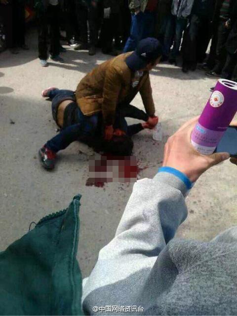 甘肃：男子当街持菜刀砍人 群众围观拍照