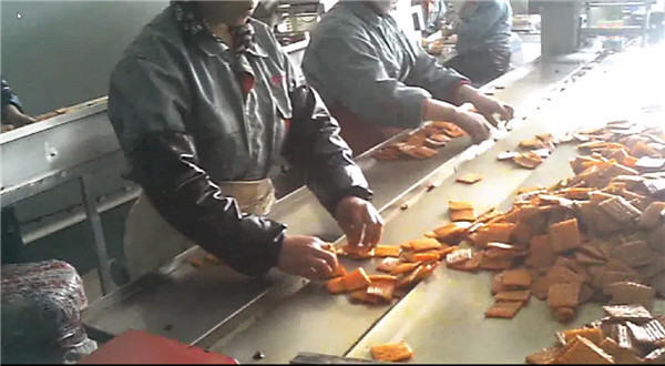 辣条黑作坊无证生产打游击 四年换三个地方【组图】