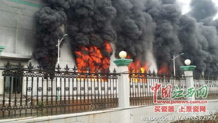江西上饶一工厂发生大火 现场浓烟滚滚【组图】