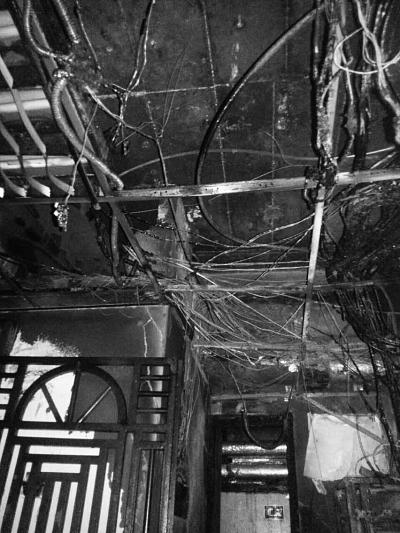 海口一大厦突发火灾 小伙被玻璃碎片直插入肺(图)