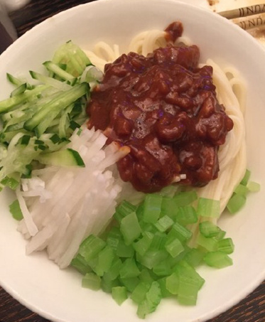 黄晓明下厨照曝光 为Angelababy做爱心炸酱面