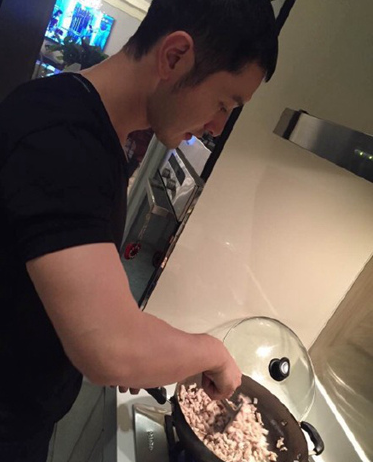 黄晓明下厨照曝光 为Angelababy做爱心炸酱面