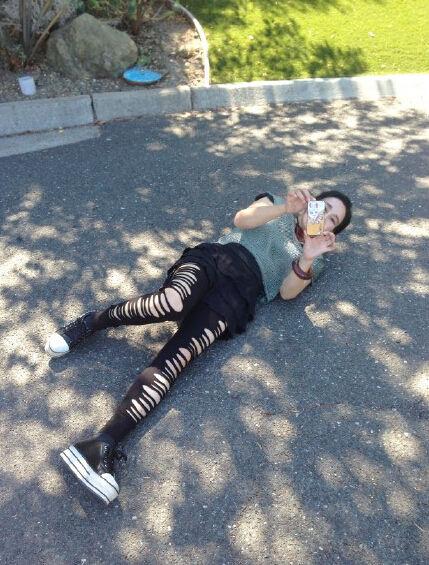 刘晓庆穿破洞牛仔裤横躺路边 自称敬业摄影师