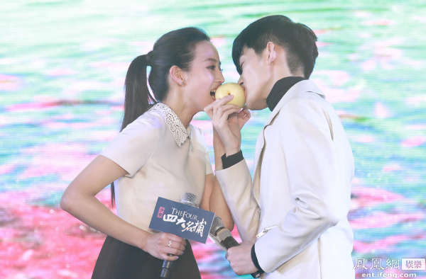 《少年四大名捕》发布会 张翰与张钧甯互喂雪梨