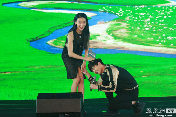 《少年四大名捕》发布会 张翰与张钧甯互喂雪梨