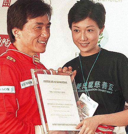 吴绮莉否认收三千万分手费 成龙或接管小龙女