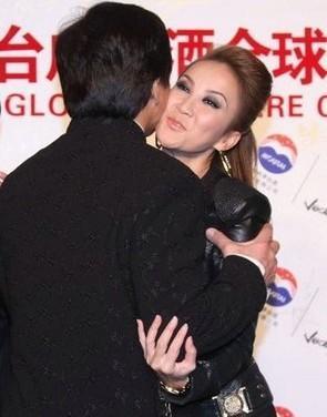 吴绮莉否认收三千万分手费 成龙或接管小龙女