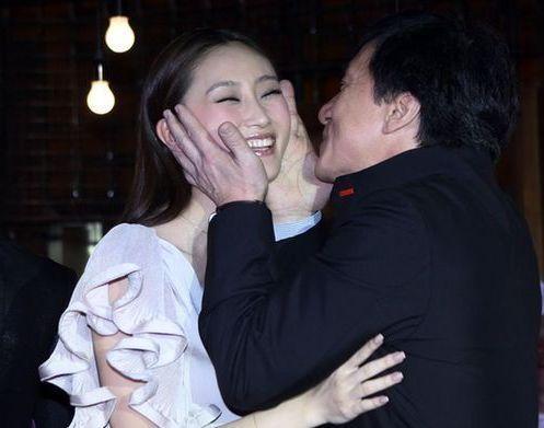 吴绮莉否认收三千万分手费 成龙或接管小龙女