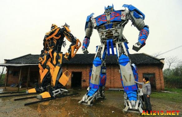 自制变形金刚收入超百万 湖南农民父子生财有道