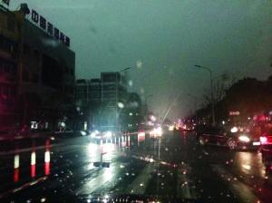 江苏多地“黑昼”瞬间入夜 下午1点50分扬州如黑夜