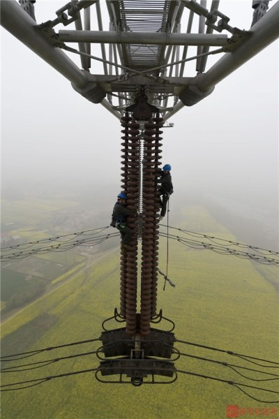 电力检修工百米高空走电缆 让人胆战心惊