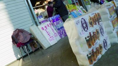 餐巾纸加工厂不戴口罩手套 工人徒手包装