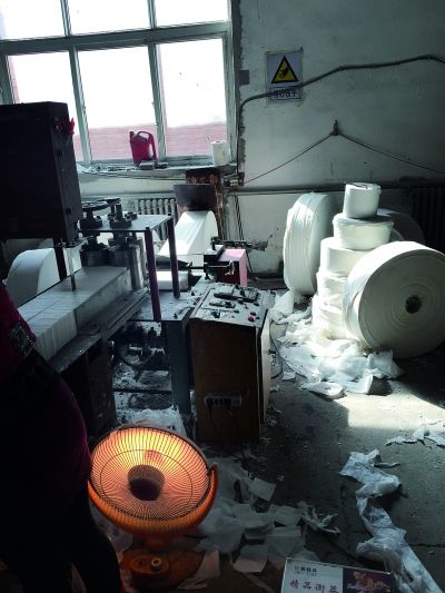 餐巾纸加工厂不戴口罩手套 工人徒手包装