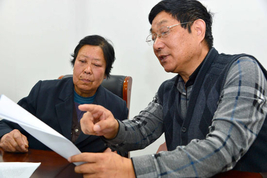 3月17日，在山东省高级人民法院，聂树斌案代理律师陈光武与聂树斌母亲张焕枝在交谈。当日，聂树斌案申诉代理律师到山东省高级人民法院查阅聂树斌案和王书金案相关卷宗材料。新华社记者郭绪雷/摄