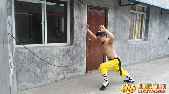 惊悚！90后男子表演电钻钻太阳穴 曾拜师少林 