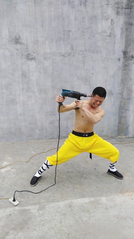 电钻钻太阳穴不流血 小伙少林寺学硬气功3年可头撞石碑