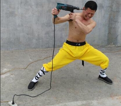 电钻太阳穴不流血！90后会气功用头碎火砖热身