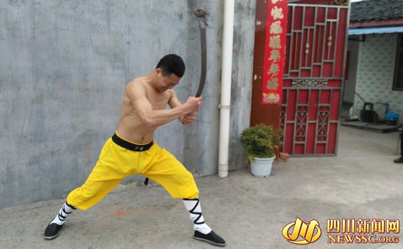 电钻太阳穴不流血！90后会气功用头碎火砖热身