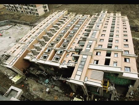 莲花河畔景苑25辆车一夜被砸 曾发生过倒楼事件